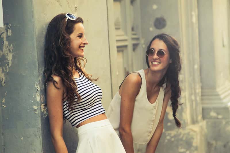 two-girls-laughing-by-the-locker_800