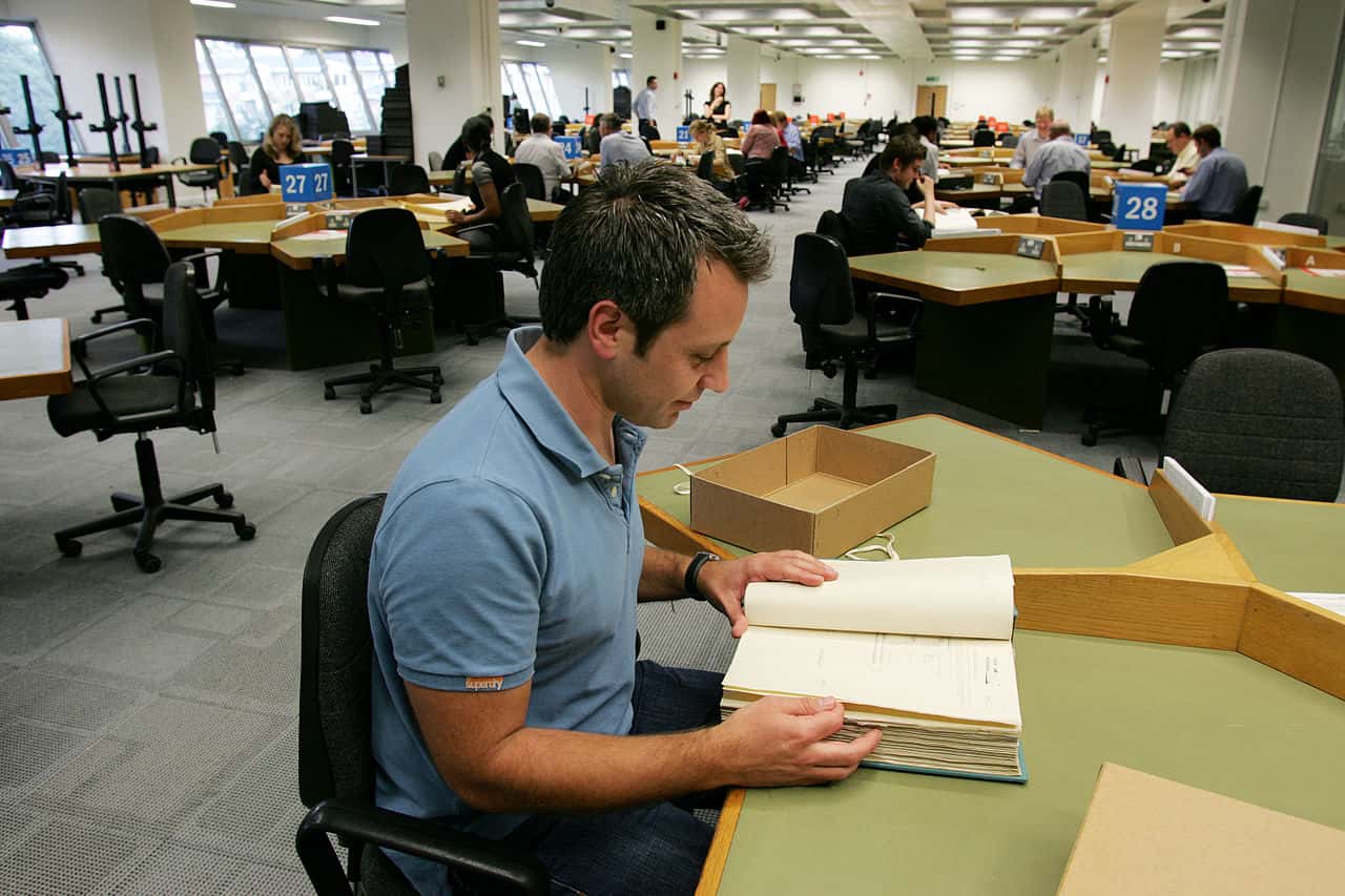 1280px-A_researcher_at_The_National_Archives