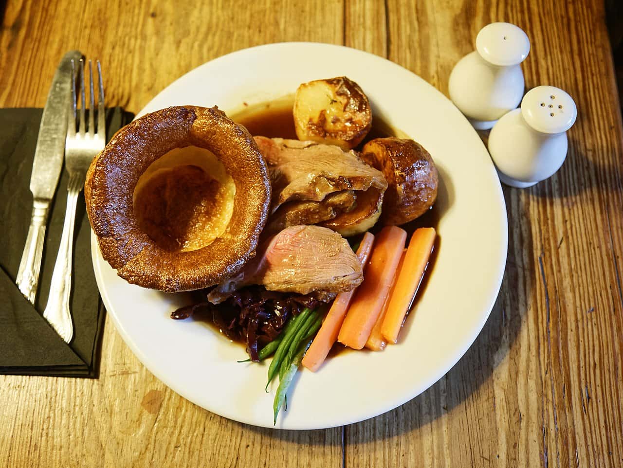 1280px-A_roast_lamb_dinner_at_Black_Horse_Inn,_Nuthurst,_West_Sussex_England