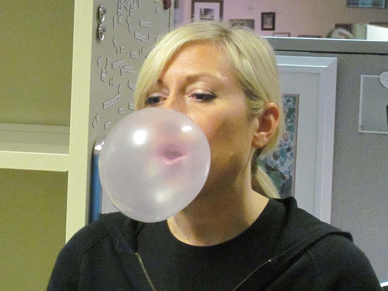 1280px-Blowing_bubble_gum