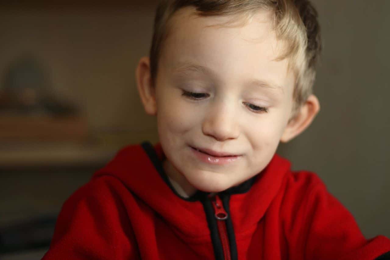 1280px-Boy_with_Autism