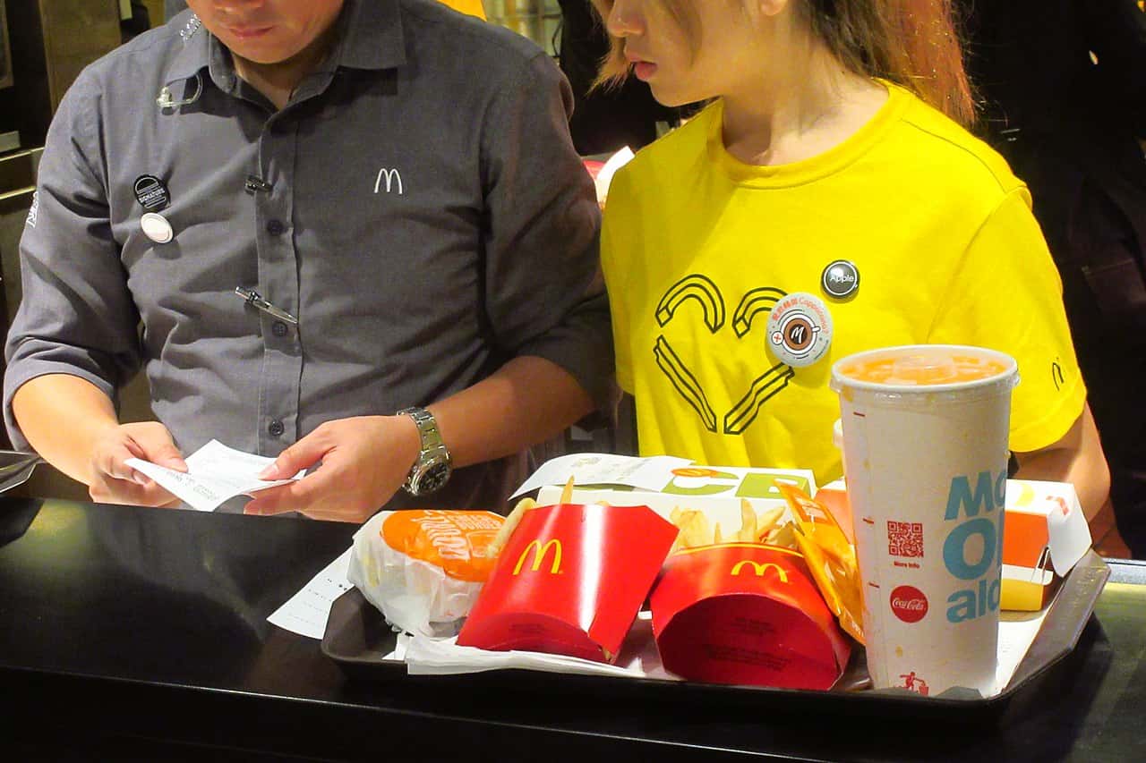 1280px-HK_CWB_Yee_Wo_Street_麥當勞大廈_McDonald's_Building_shop_Restaurant_counter_service_staff_at_work_uniform_tee-shirt_yellow_Sept_2018_IX2