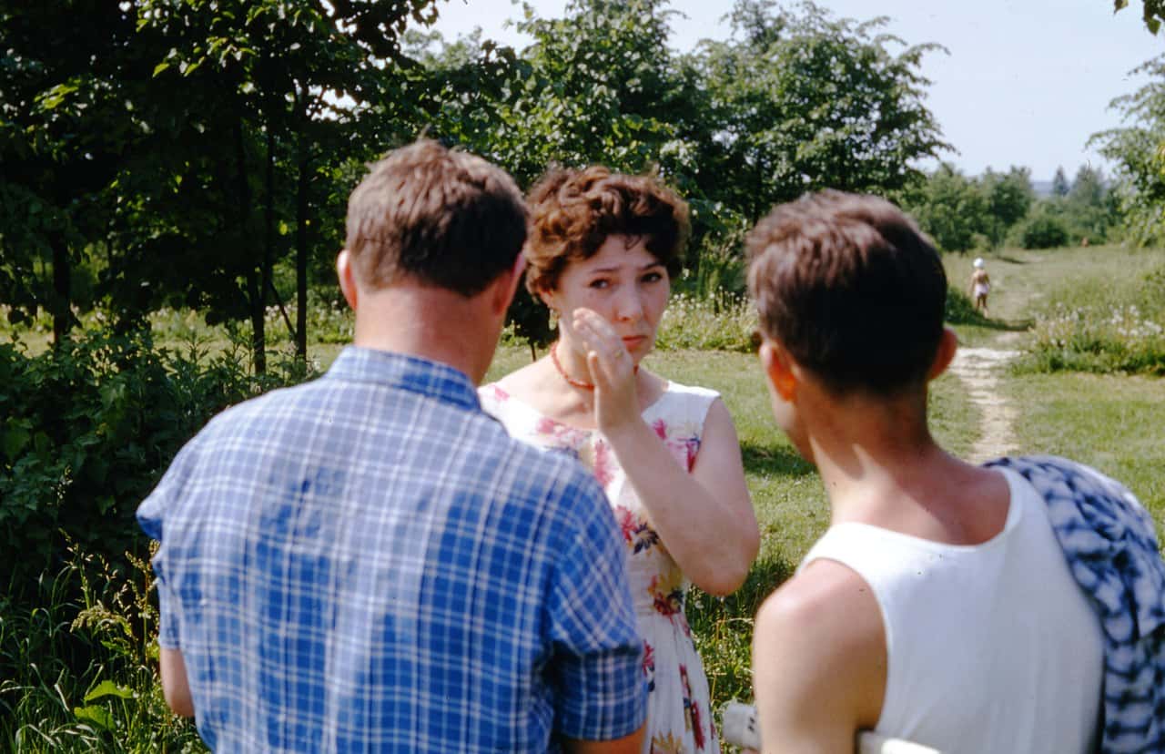 1280px-Men_Talking_to_a_Woman_in_Moscow_1964