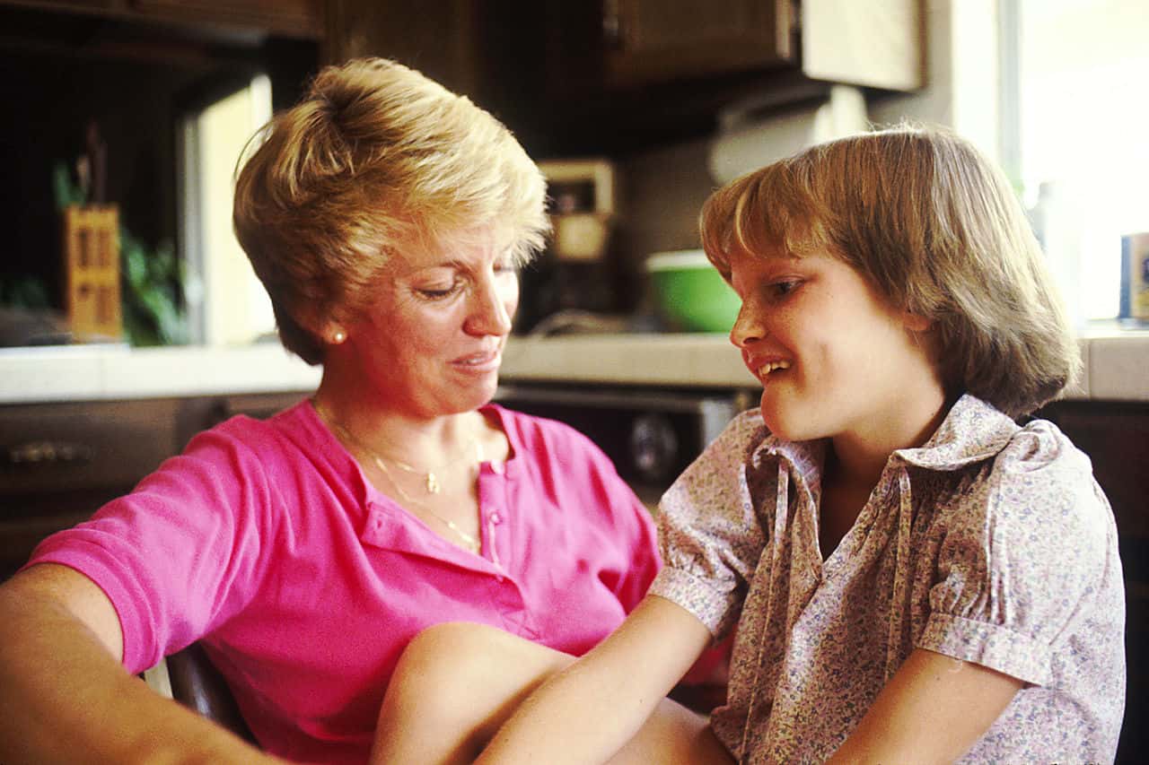 1280px-Mother_and_daughter_talking