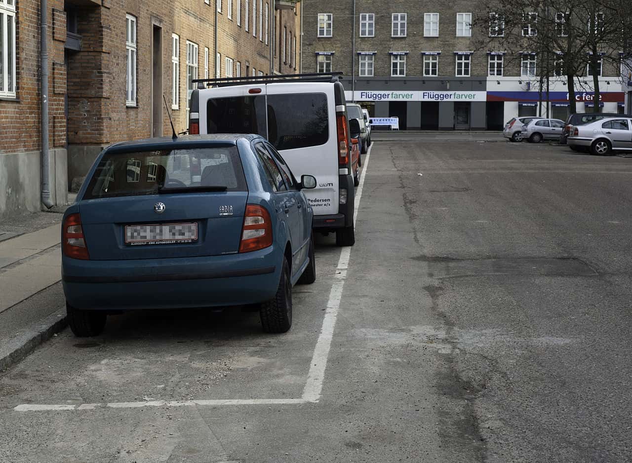 1280px-Parallel_parking_in_Denmark