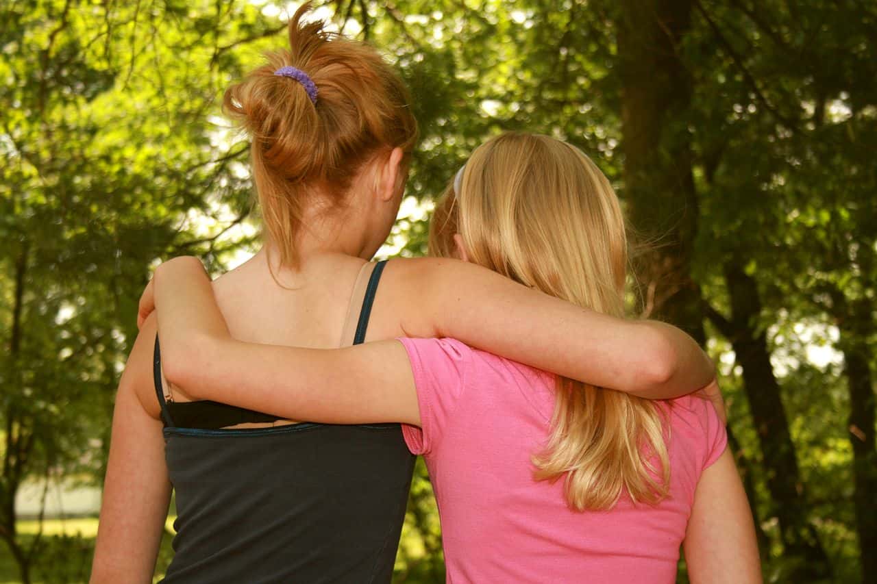 1280px-Two_Friends_In_The_Woods