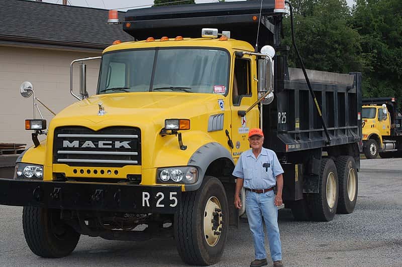 800px-NCDOT-Mack-dump-truck-20110706-5957557063