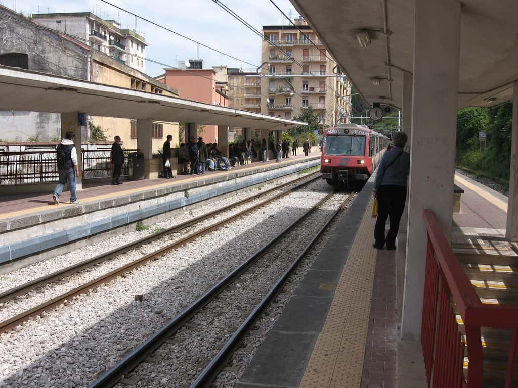 Arriving_circumvessuviana_train_in_Castellammare_di_stabia