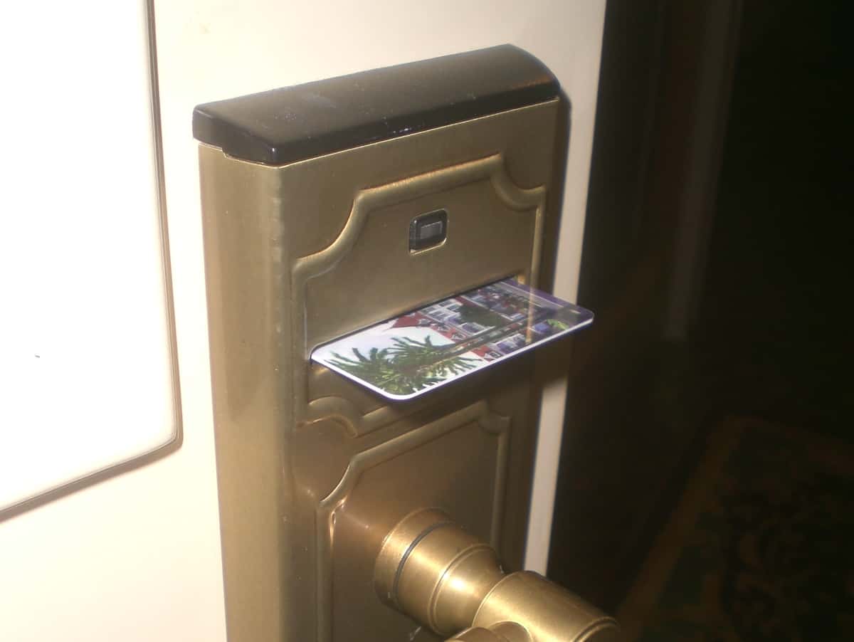 HK_Disneyland_Hotel_Room_Door_Open_Card_25