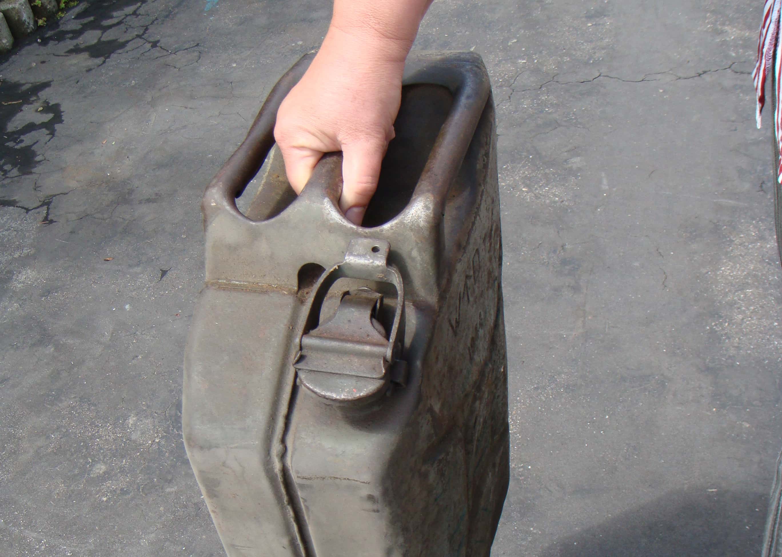 Jerrycan_Einmann_Tragweise