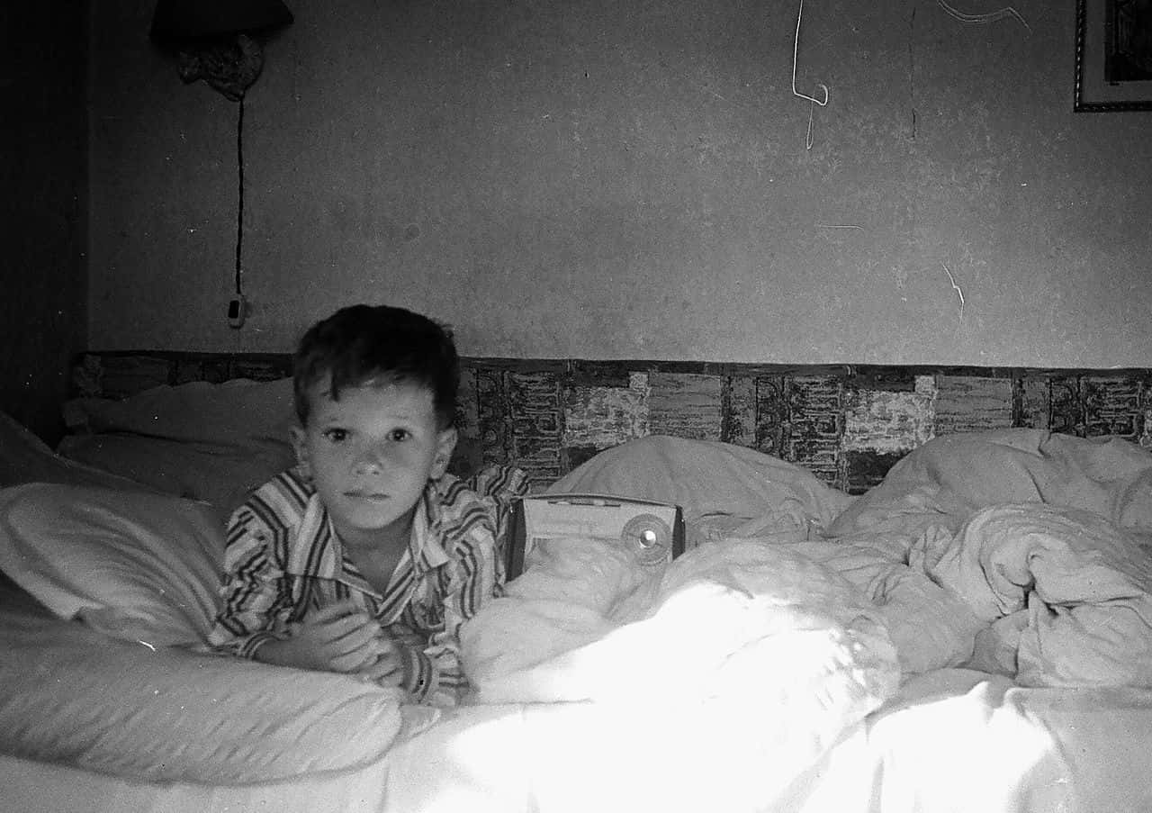 Kid,_nightgown,_bedsheet_Fortepan_19293