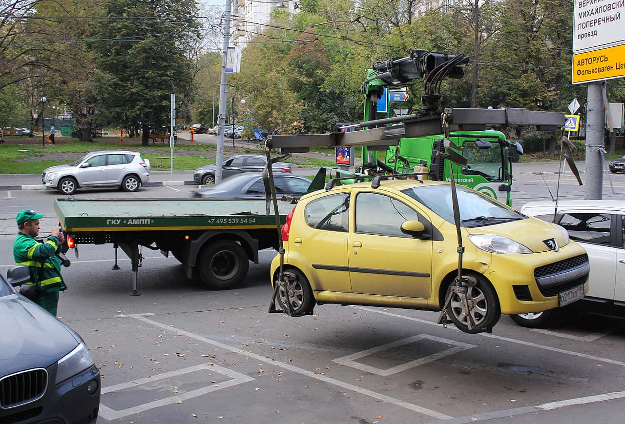 Tow_truck_in_Moscow_04