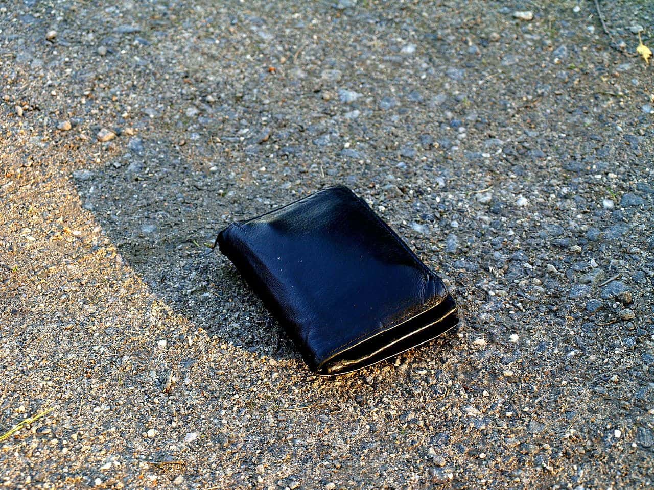 Wallet_on_ground