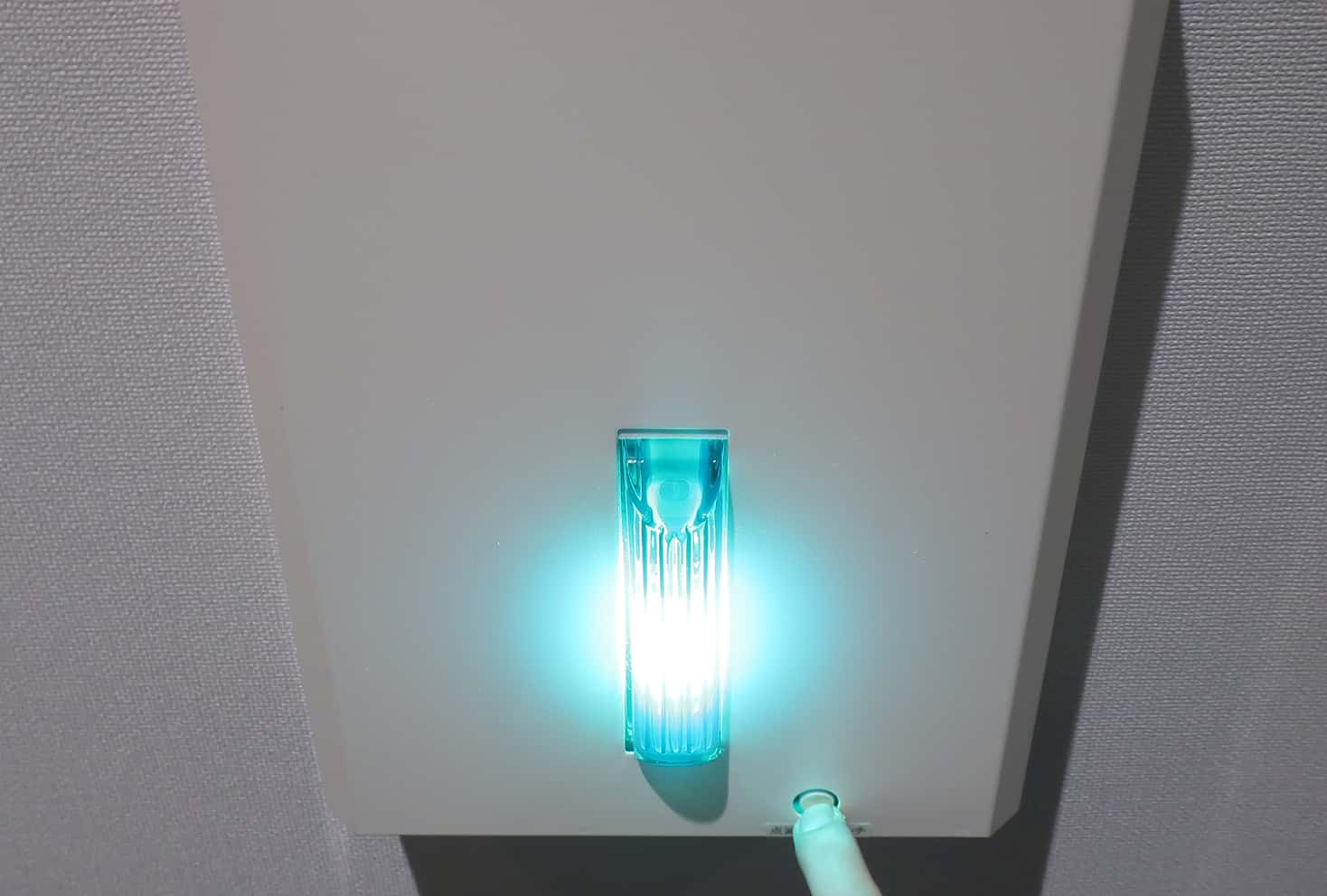 Xenon_strobe_light_near_exit_sign