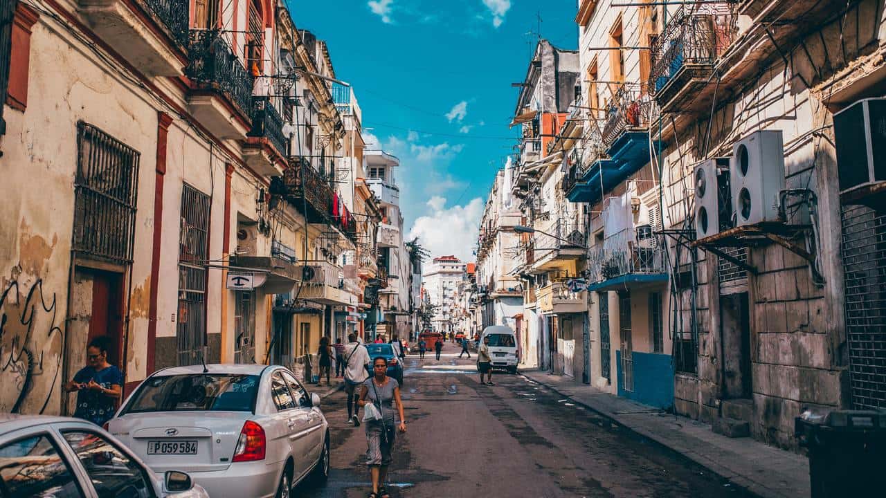 alley-architecture-buildings-cars-daylight-exterior-1556415-pxhere.com