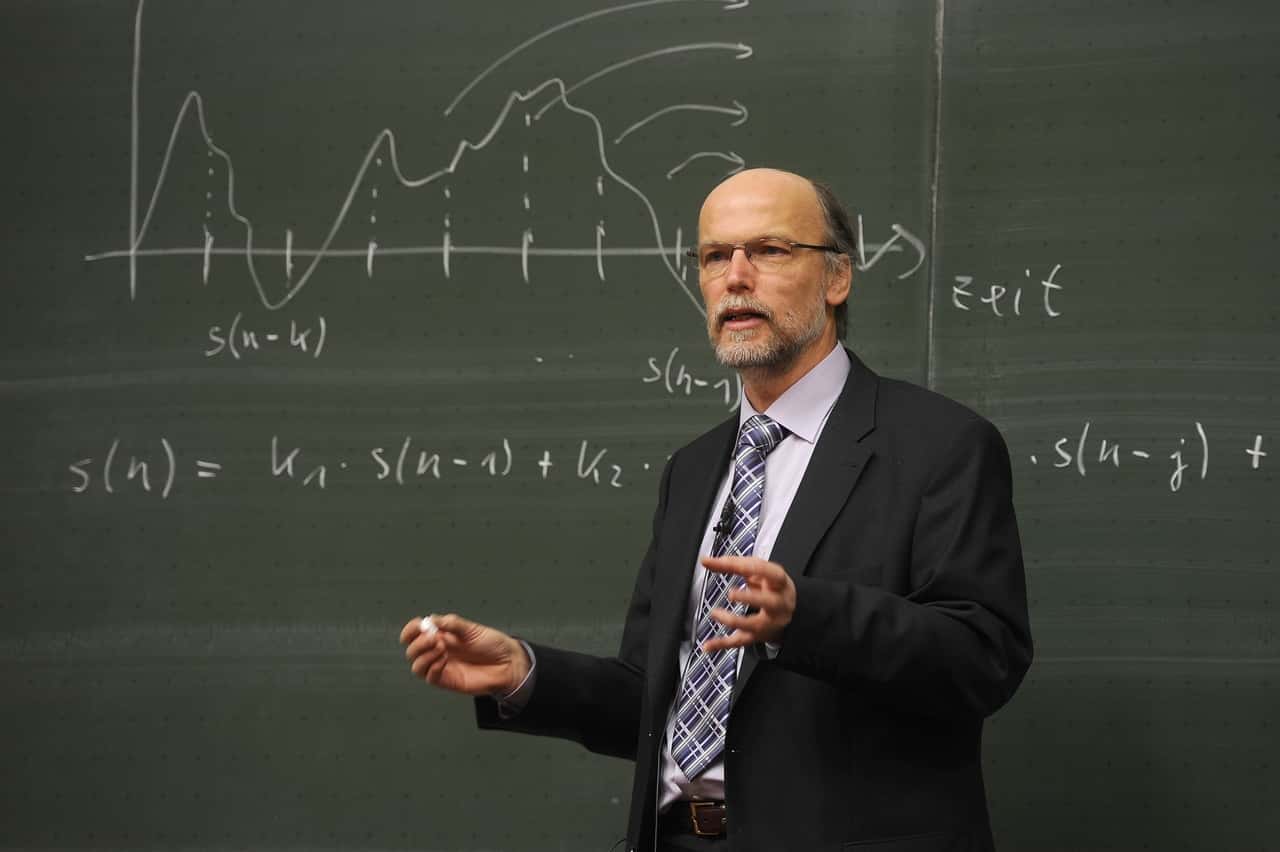 blackboard-university-speech-lecturer-lecture-teacher-698271-pxhere.com