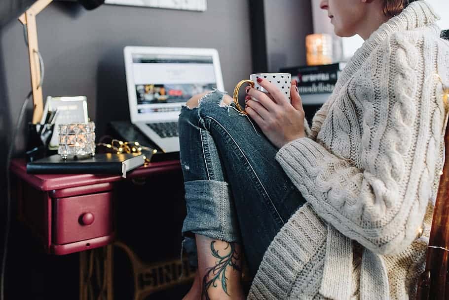 caucasian-computer-macbook-laptop-tea-hot