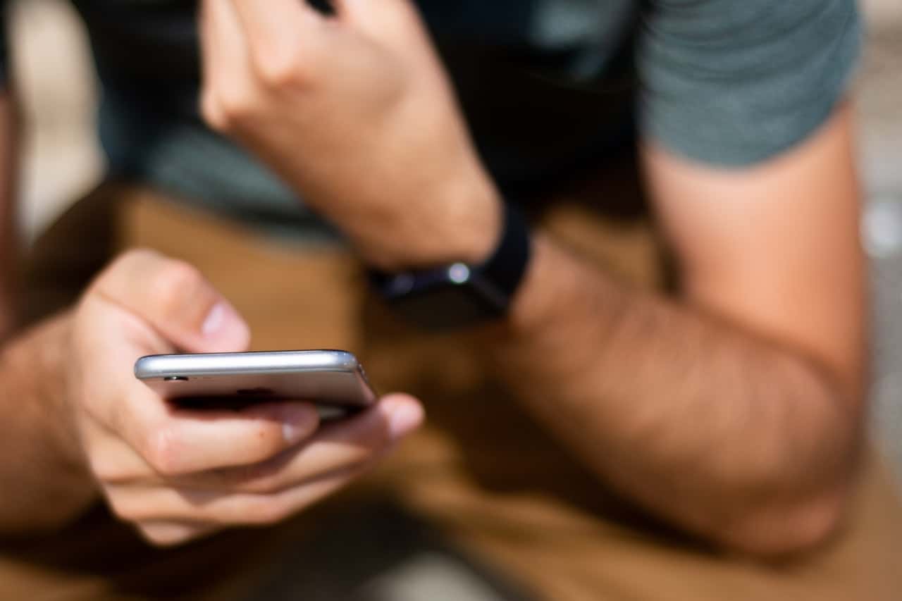 cellphone-guy-man-smartphone-1283372