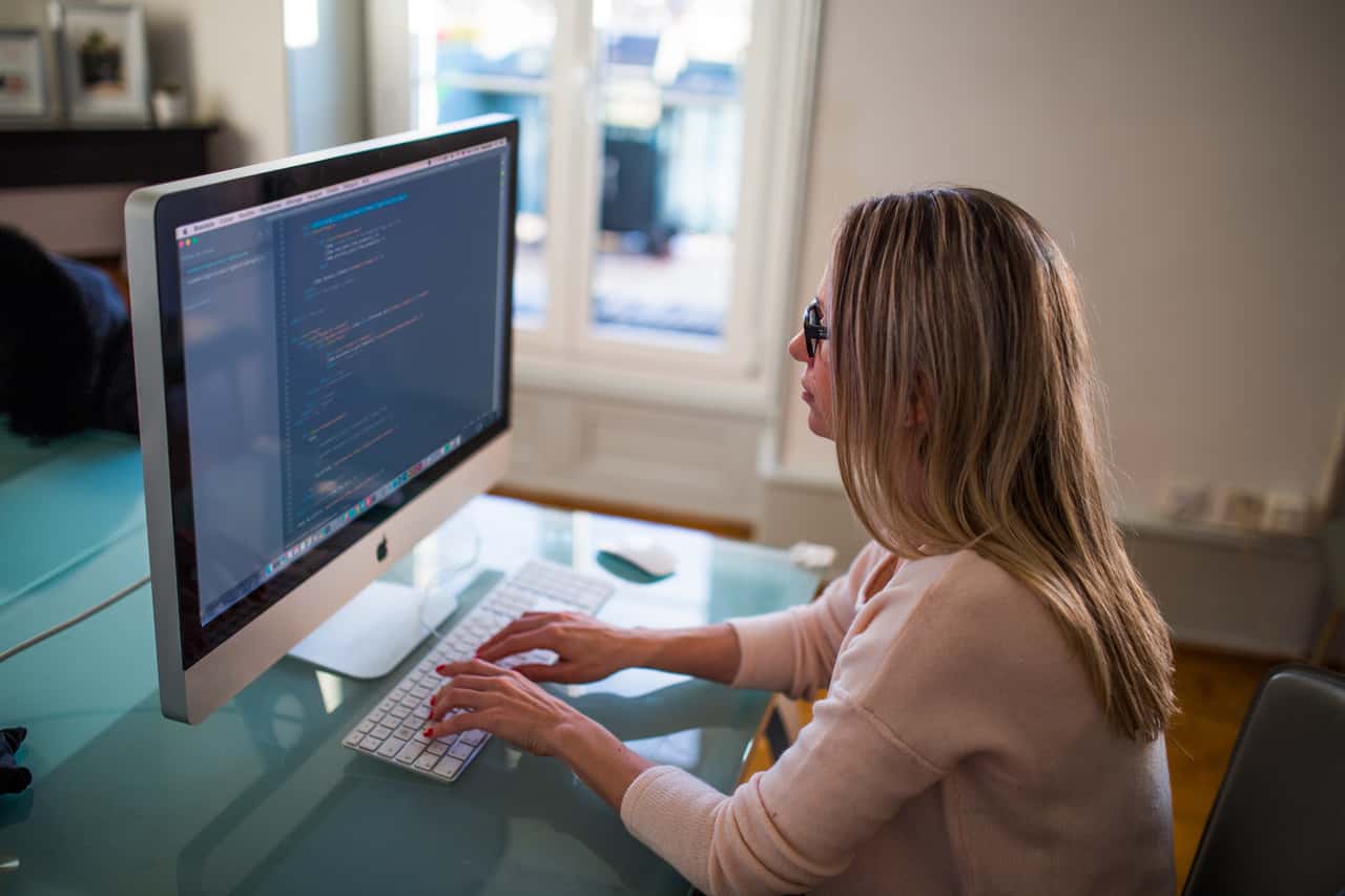 desk-computer-writing-apple-working-girl-912909-pxhere.com