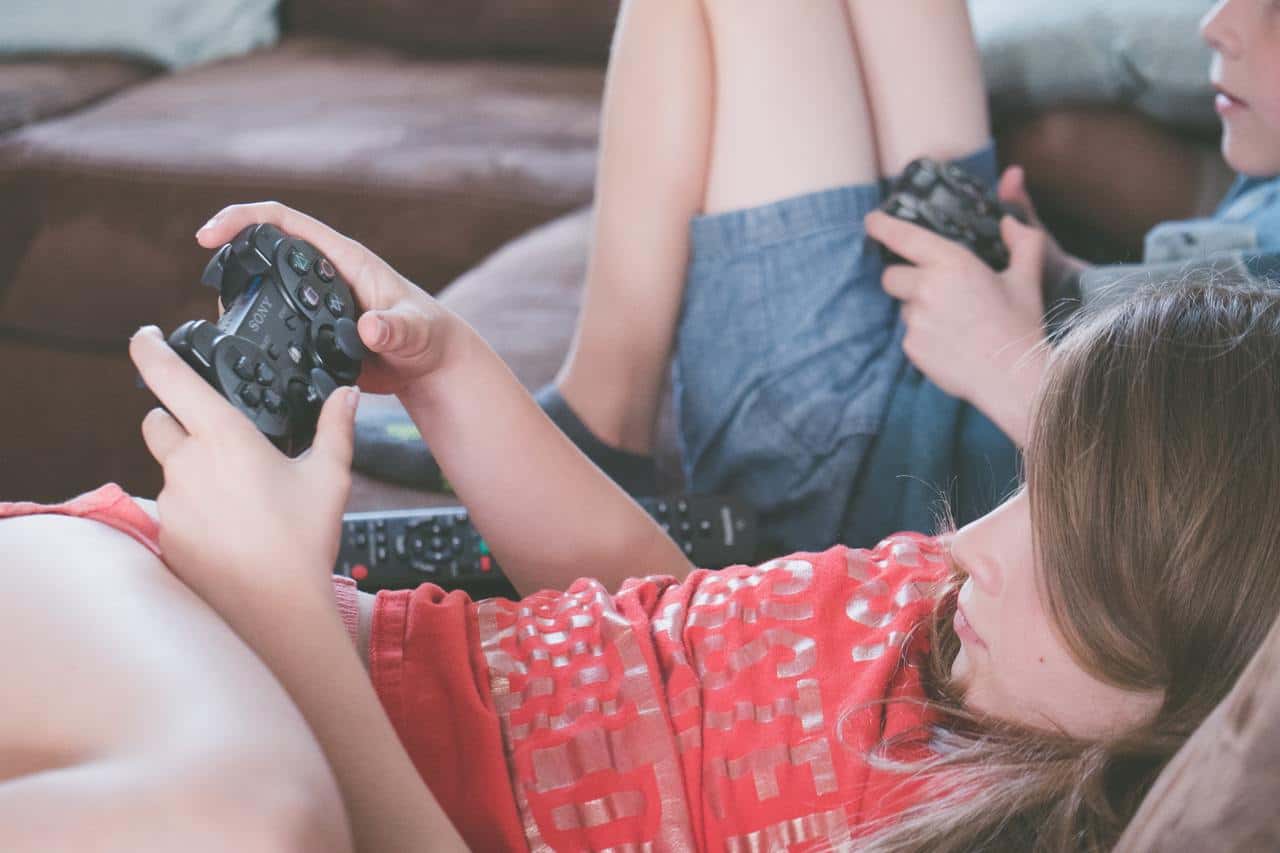 gaming-girl-kids-leisure-living-room-people-1536267-pxhere.com