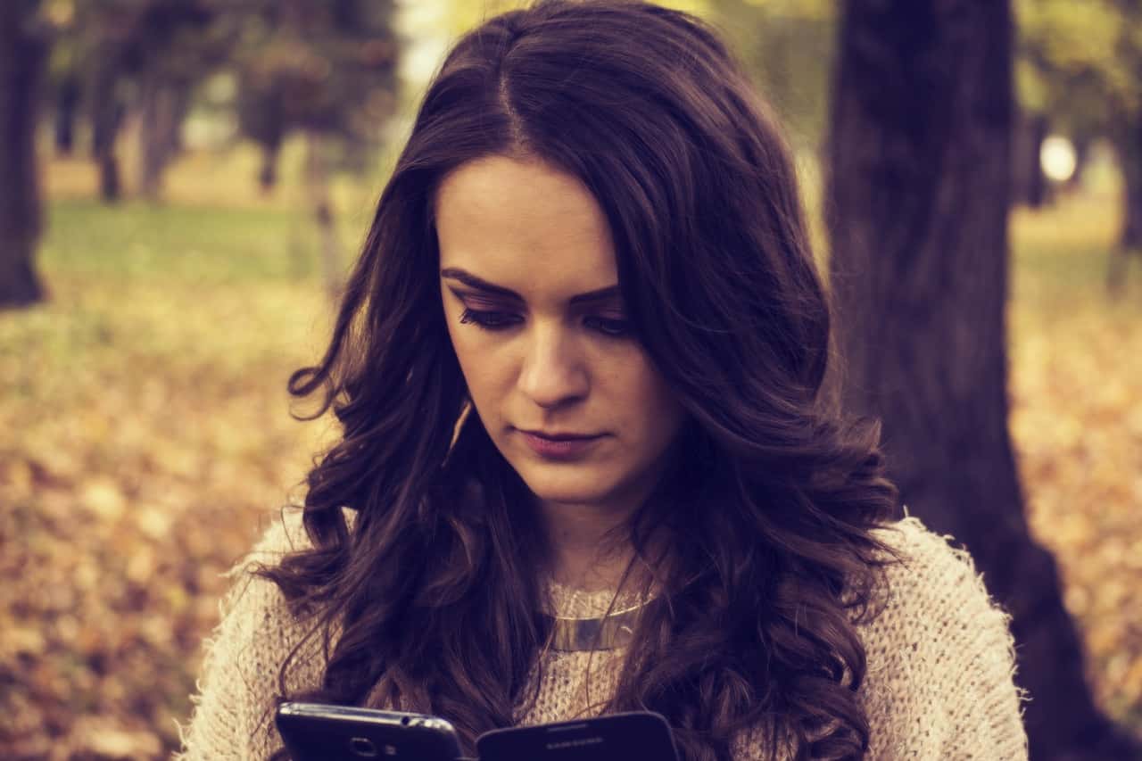 girl-looking-at-phone-1995455_1280