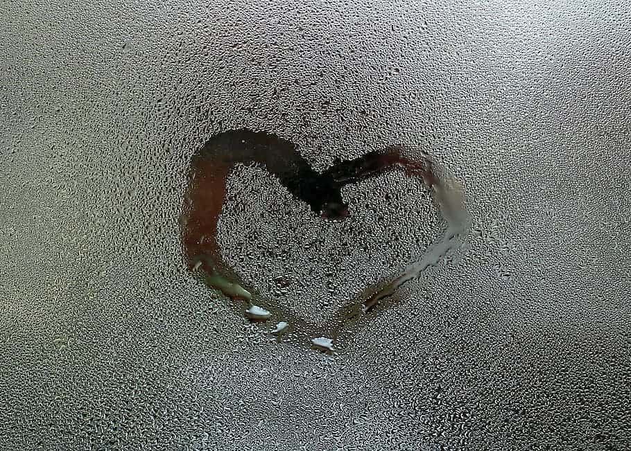 heart-pane-droplets-of-water-symbol