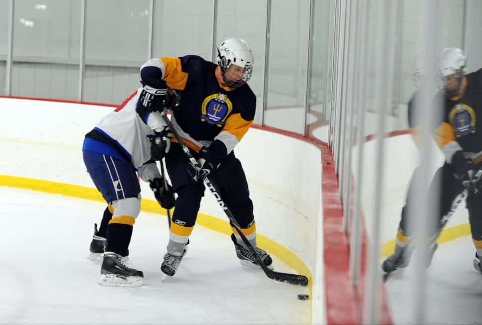 ice-hockey-players-pass-forward-wallpaper-preview