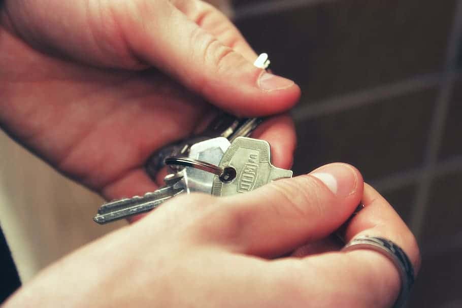 keys-hands-house-lock