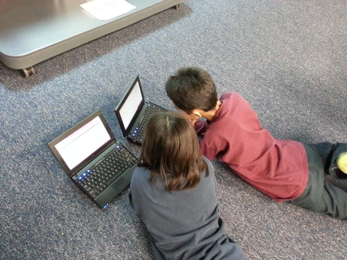 laptop-computer-girl-play-floor-boy-1246667-pxhere.com