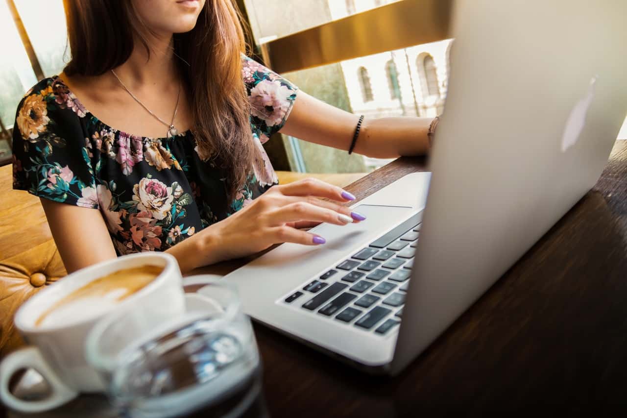 laptop-computer-writing-apple-working-person-1175576-pxhere.com