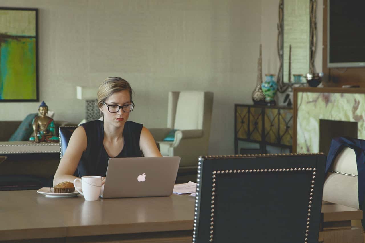 laptop-desk-computer-writing-apple-table-693727-pxhere.com