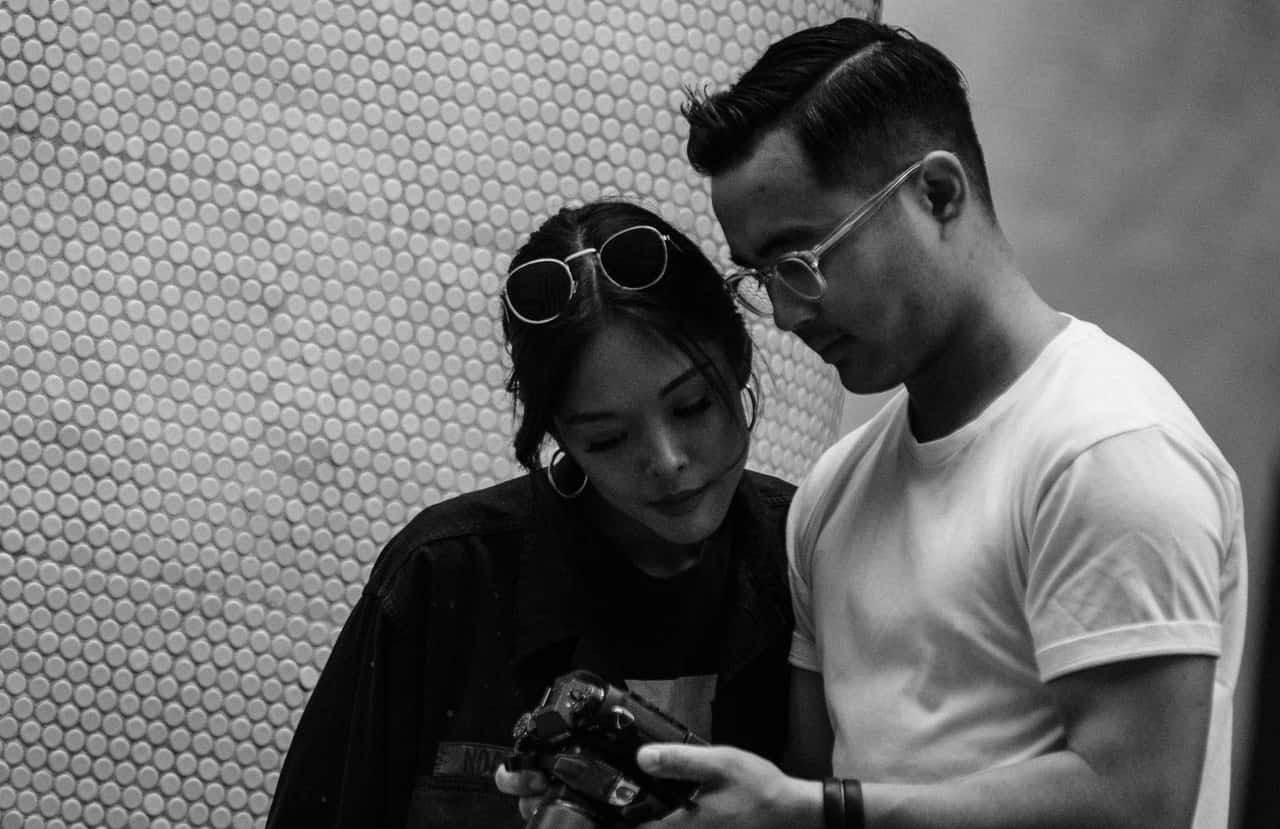 man-showing-camera-to-woman-3214673(1)