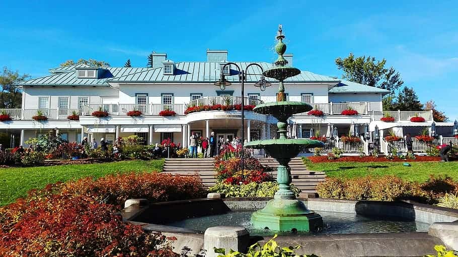 manor-quebec-fountain-summer