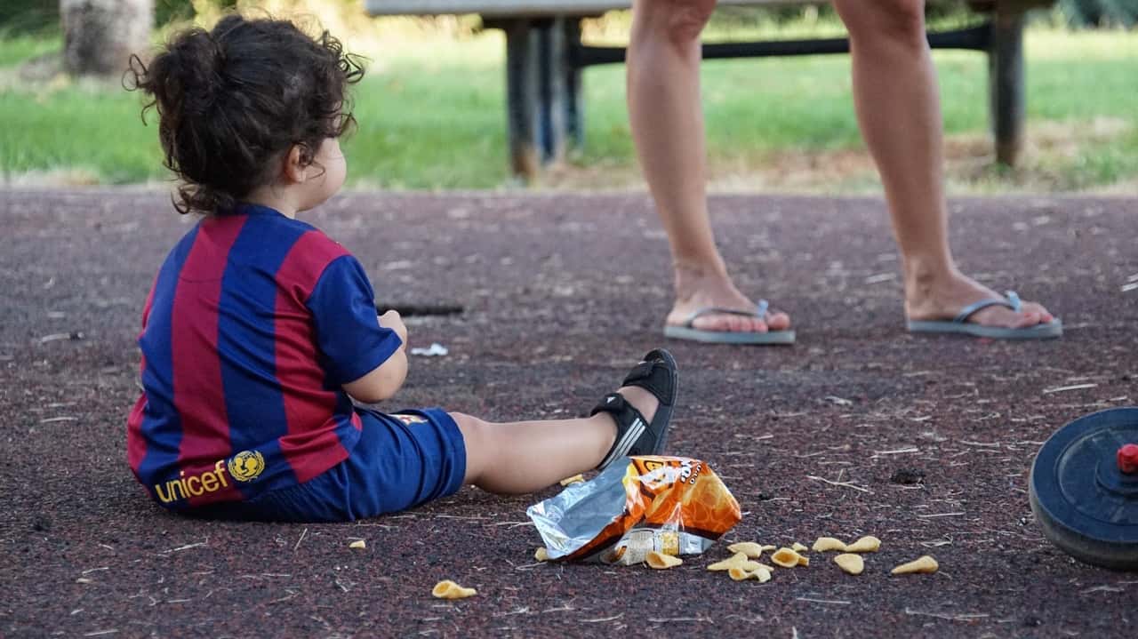 people-play-kid-food-youth-sitting-498371-pxhere.com