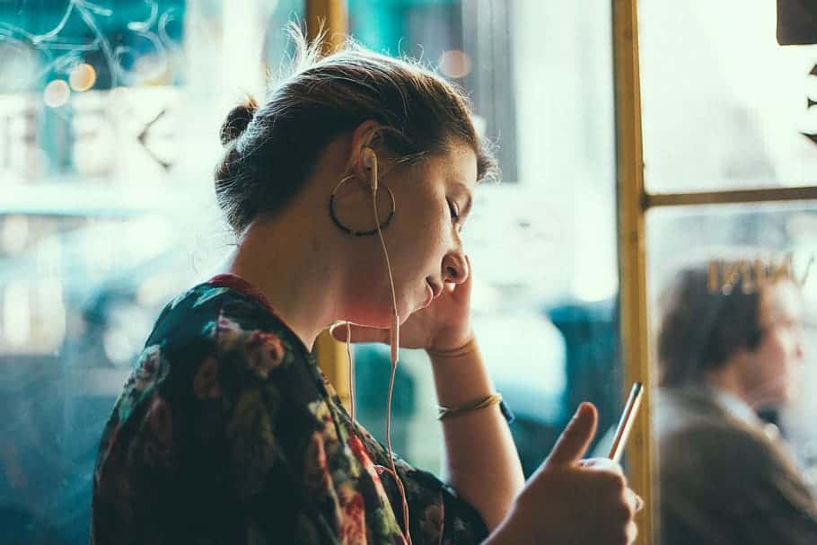people-woman-girl-sad-mobile-phone