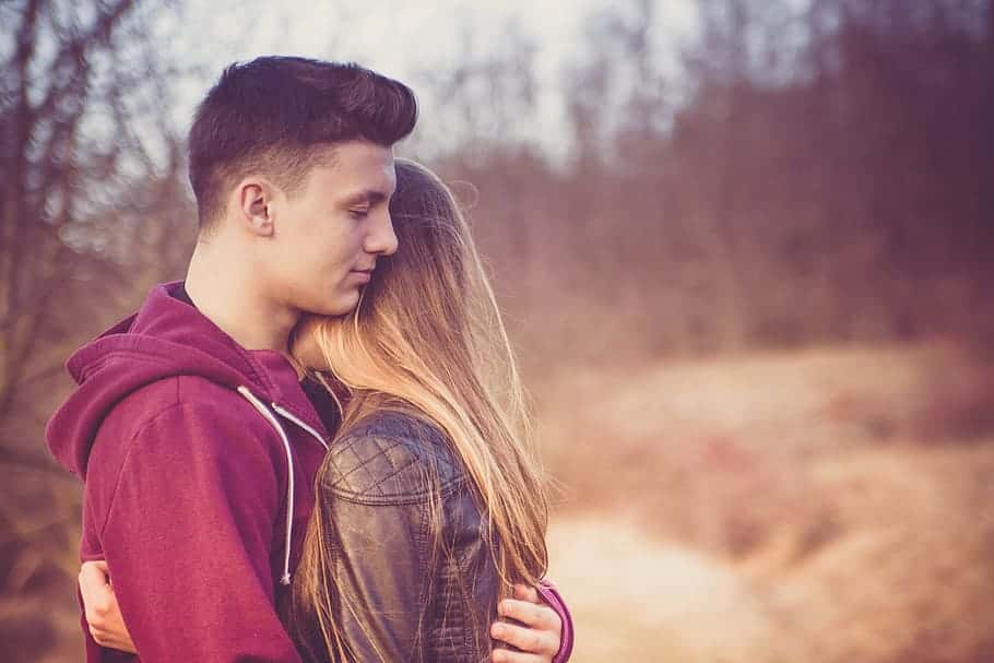 portrait-couple-hug-forest