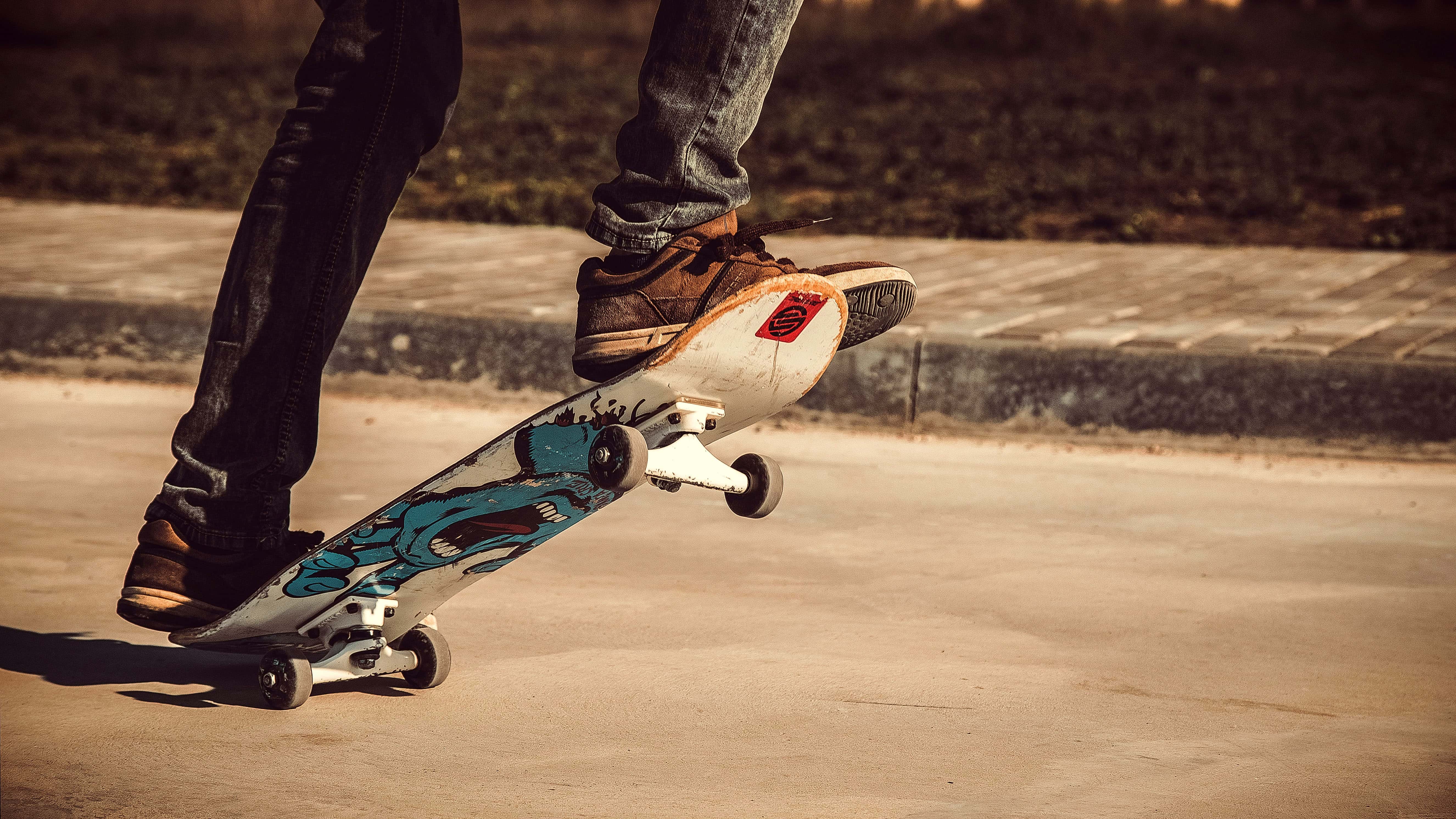 skateboarder-doing-tricks