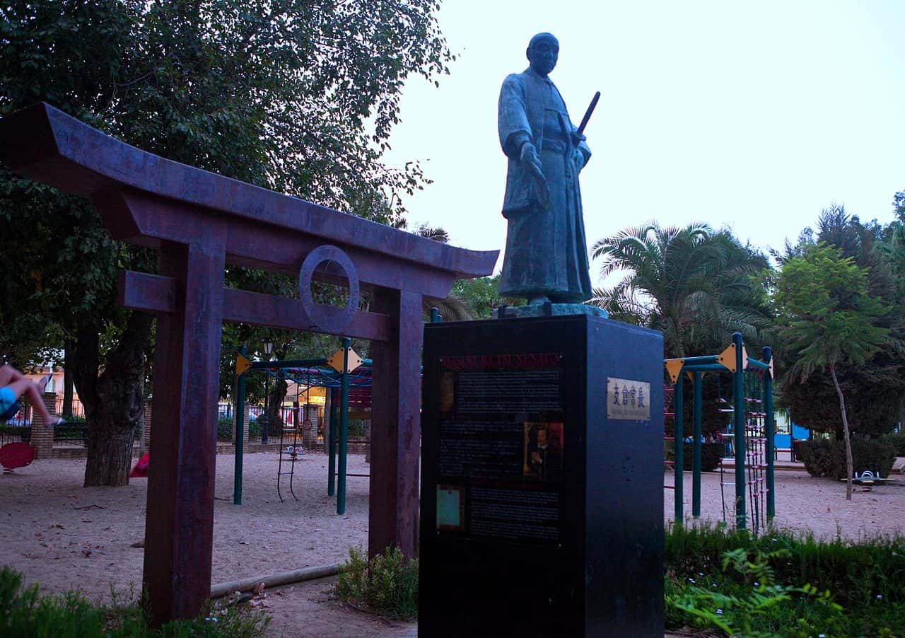 1280px-Arco_Torii_y_estatua_de_Hasekura_Tsunenaga