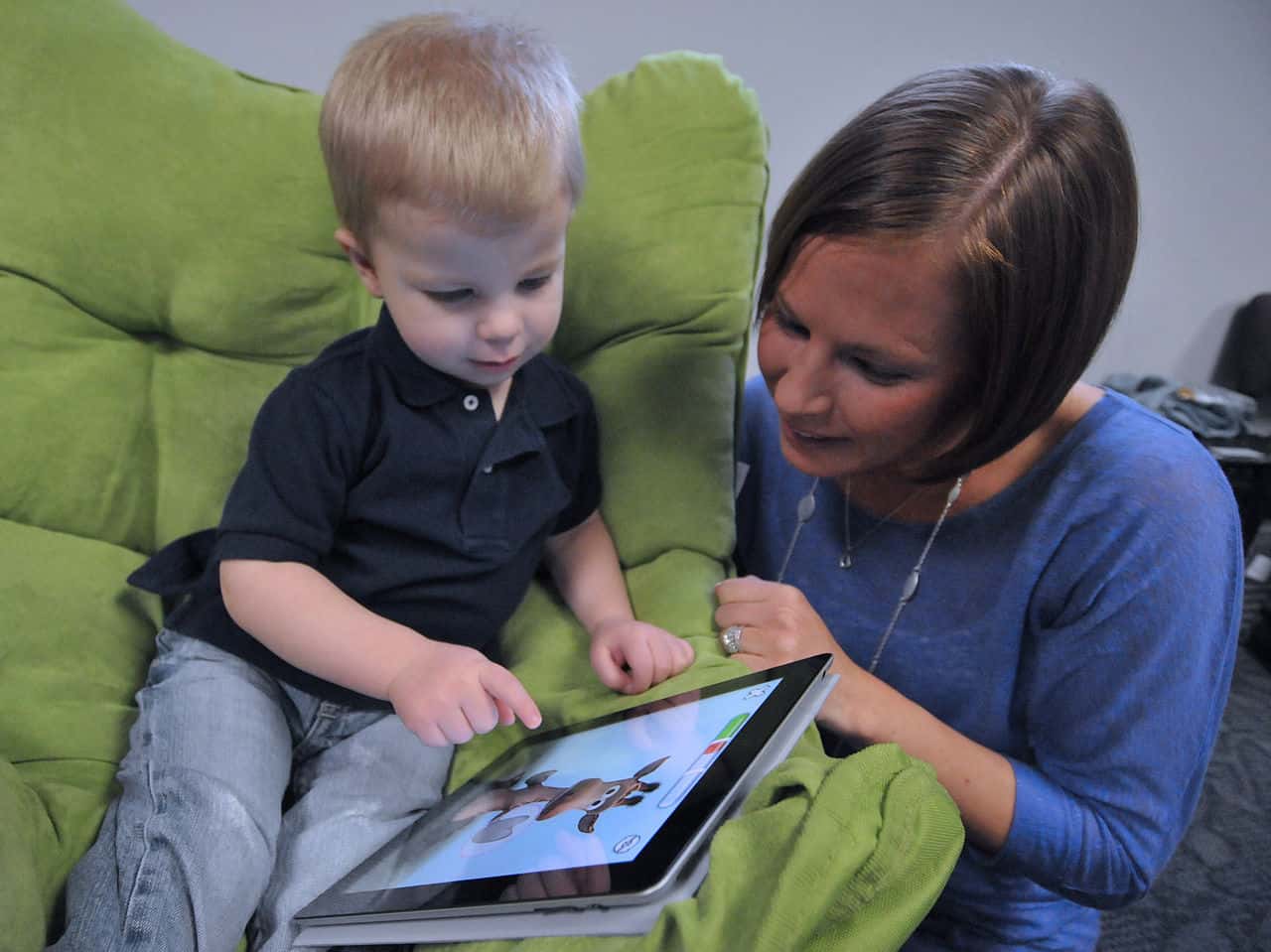 1280px-Child_and_mother_with_Apple_iPad