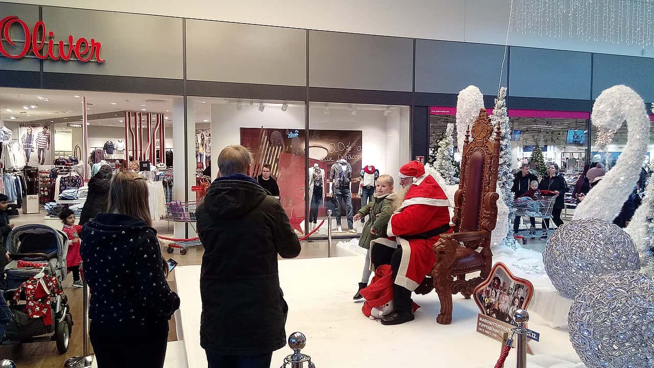 1280px-Child_sitting_on_a_Mall_Santa_Claus,_Oldenburg_(2018)