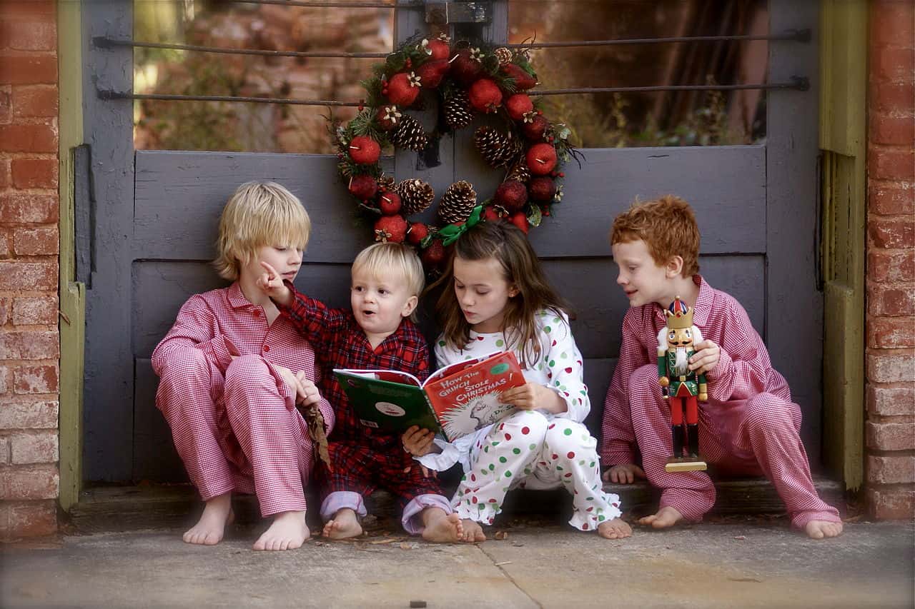 1280px-Children_reading_The_Grinch