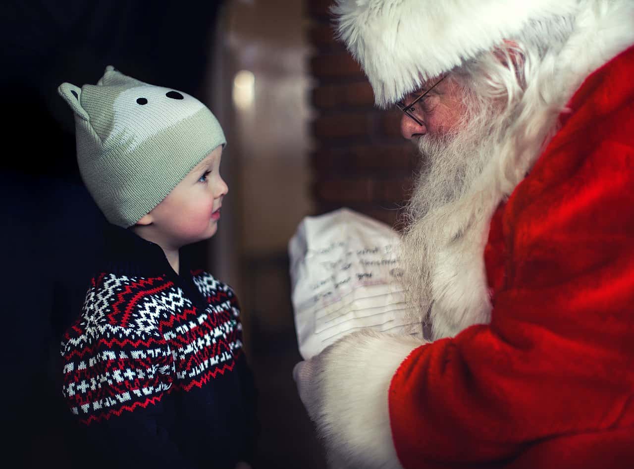 1280px-Christmas_list_for_Santa_(Unsplash)