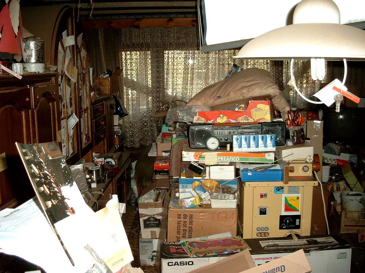 1280px-Compulsive_hoarding_Apartment