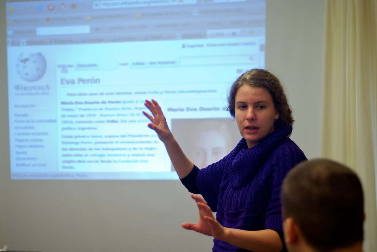 1280px-Evelin_presenting_at_Wikimedia_presentation