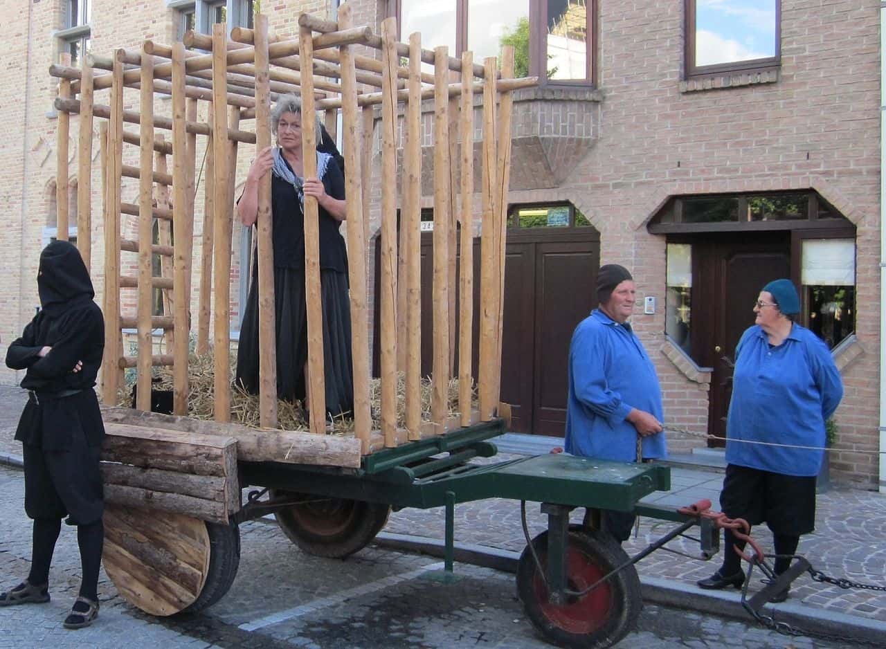 1280px-Heksenfeesten_Nieuwpoort_Jeanne_Panne