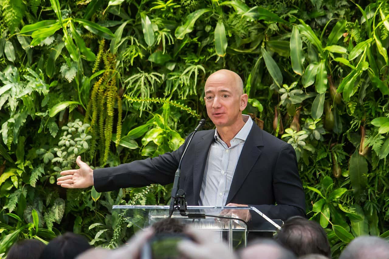 1280px-Jeff_Bezos_at_Amazon_Spheres_Grand_Opening_in_Seattle_-_2018_(39074799225)