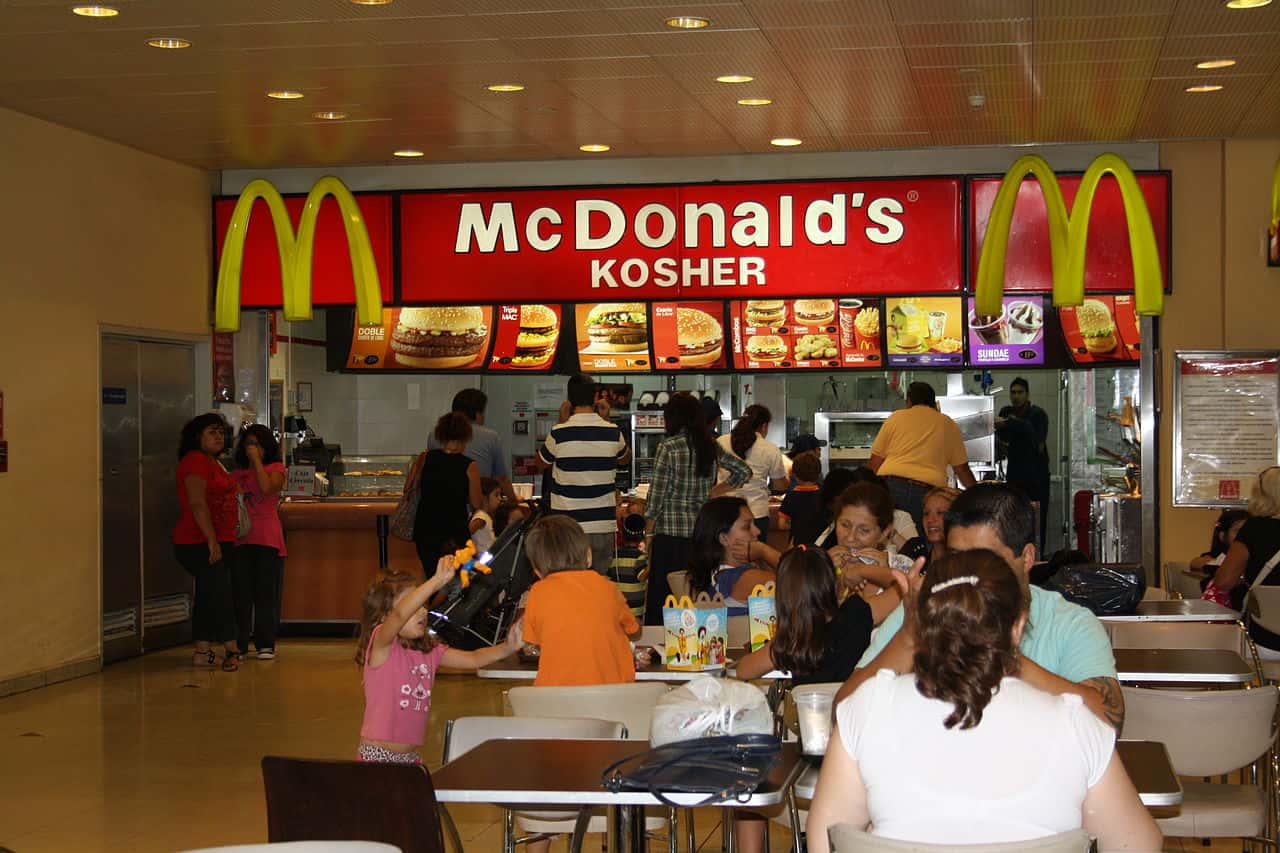 1280px-Kosher_McDonald's,_Abasto_Shopping,_Buenos_Aires