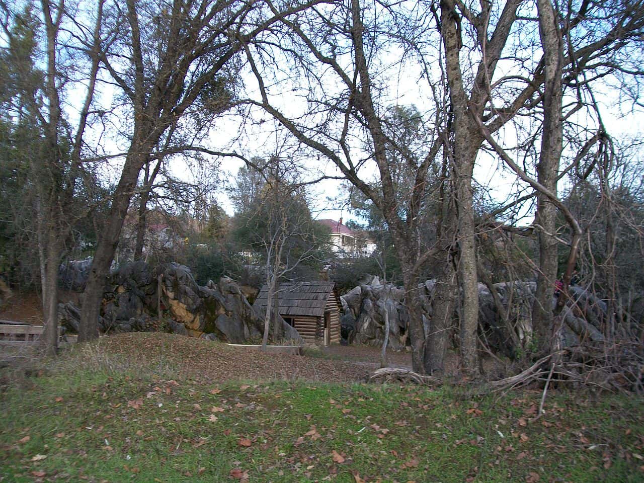 1280px-Rocks_at_Columbia_State_Historic_Park