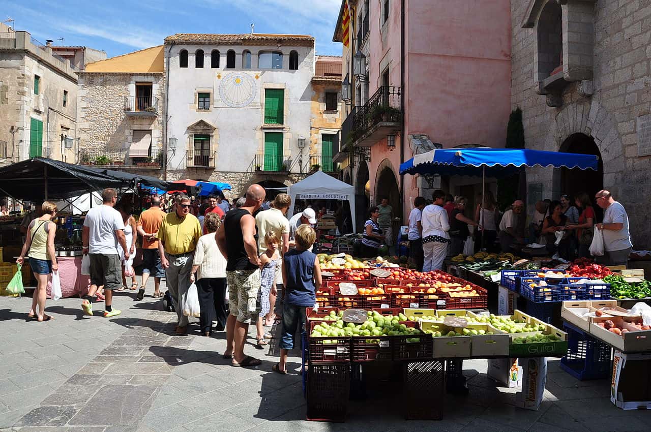 1280px-Spain,_Catalonia,_Torroella_de_Montgrí_(2),_Plaça_de_la_Vila