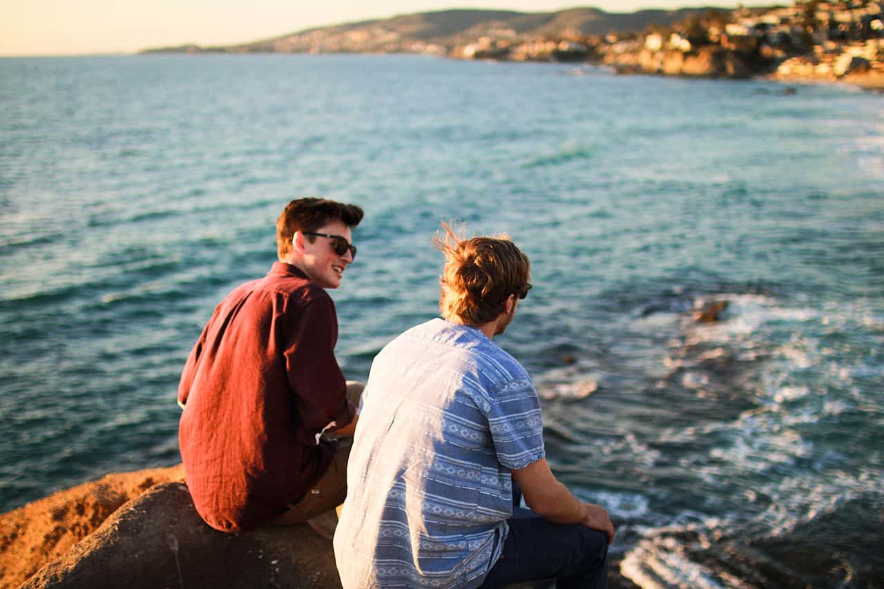 1280px-Two_guys_on_Laguna_Beach_rocks_(Unsplash)